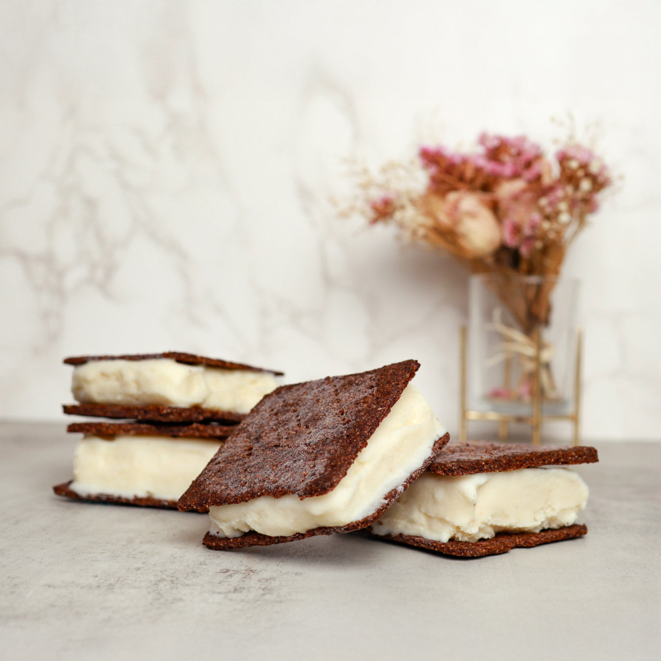 Sandwich helado de vainilla con galleta de chocolate